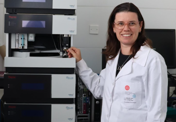 Karen Keel descubrió propiedades del suero hacia pegamento natural.