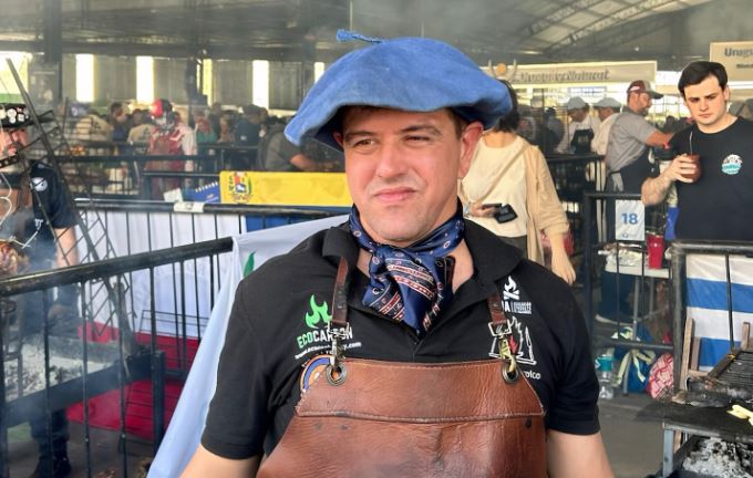Andres Castro, el sanducero que competirá en el Mundial de Asadores en México.
