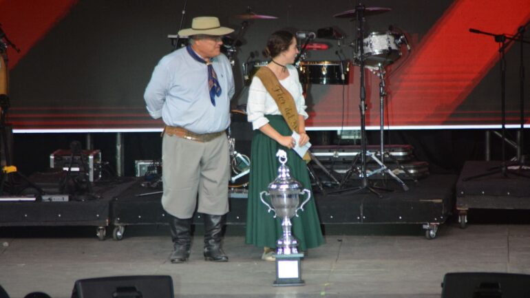 Presidente de la Junta Departamental de Tacuarembó, Juan Eustathiou y la Flor del Pago, Joaquina Dodera.