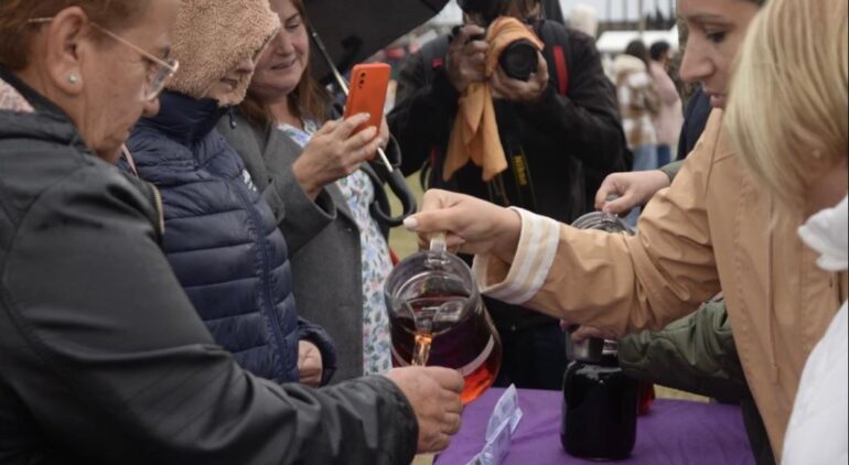 Traiga su vaso y beba su vino.