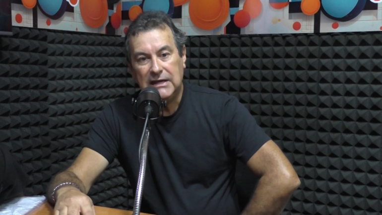 Juan Arellano, alcalde de Suárez y el impacto de "Un niño, un instrumento". (Foto: Del Molino FM)
