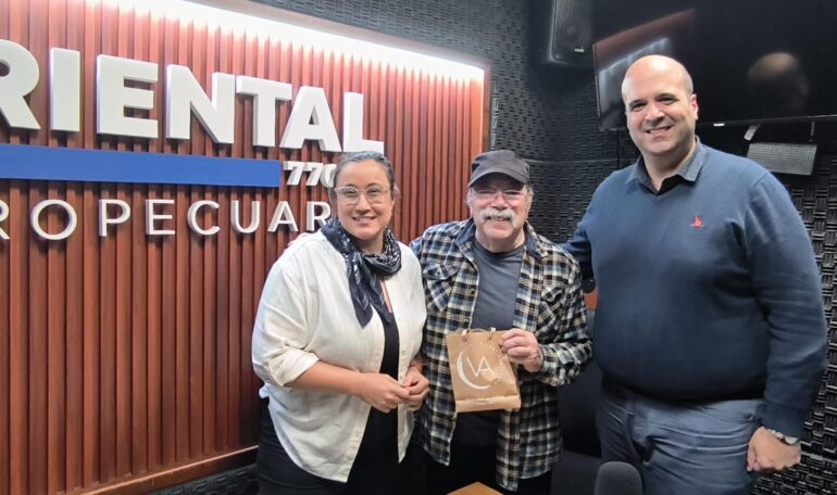 Hector Numa Moraes visitó La Peña del Fogón de Fogón Oriental en Oriental Agropecuaria.