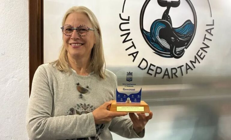 La ceramista y docente, Gabriela Repetto, fue reconocida en la Junta Departamental de Maldonado.