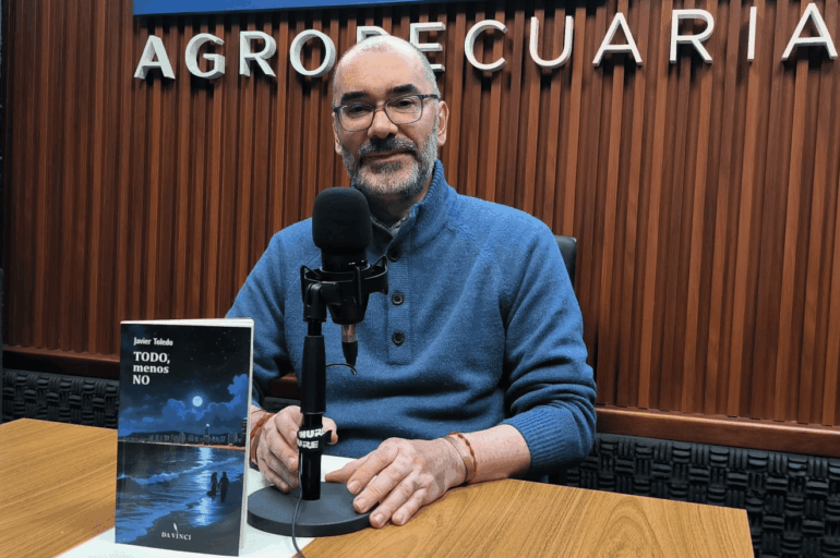 El periodista Javier Toledo presentó en Fogón Oriental su novela "Todo, menos no".